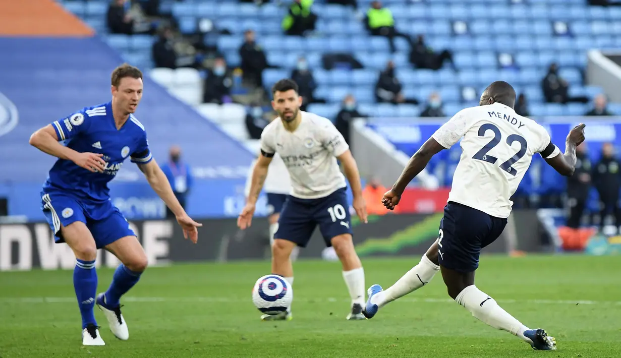 Manchester City akhirnya berhasil memecah kebuntuan pada menit ke-58. Benjamin Mendy menjebol gawang Leicester dengan kaki kanan di dalam kotak penalti. (Foto: AFP/Pool/Michael Regan)