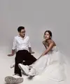 Diabadikan oleh fotografer Hakim Satriyo dan stylist Imelda Untoro, Maudy dan Jesse tampil kompak bergaya klasik dalam balutan busana pengantin serba putih. (Foto: Instagram/maudyayunda)