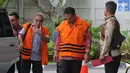 Punding LH Bangkan (kiri) dan Edy Rosada (kanan) tiba di Gedung KPK, Jakarta, Rabu (19/12). Punding dan Edy diperiksa sebagai tersangka dugaan suap limbah sawit di Danau Sembuluh. (Merdeka.com/Dwi Narwoko)