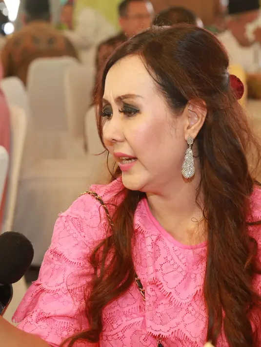 Sebagai anak, Cahya ikut berbahagia dengan pernikahan ibundanya dengan Ajip. Menurut Cahya, Ajip adalah sosok yang baik, bertanggung jawab dan dapat membahagiakan ibunya. (Adrian Putra/Bintang.com)