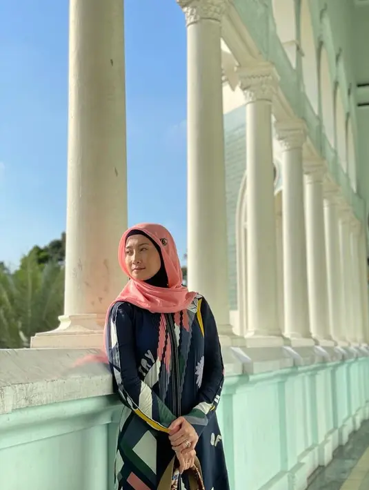 Diakui Dessy bahwa ia sudah mengantongi restu dari putri cantiknya, namun hanya saja ia masih betah dengan kesendiriannya sekarang ini. (Instagram/desyratnasariterdepan)