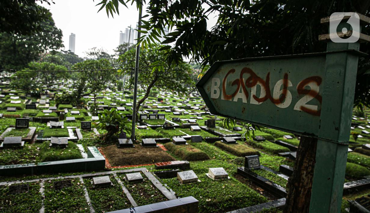 Suasana Tempat Pemakaman Umum (TPU) Karet Bivak, Jakarta, Minggu (27/6/2021). Pemerintah Provinsi DKI Jakarta membatasi aktivitas dan kunjungan ke TPU hingga 5 Juli 2021 untuk menekan penularan COVID-19. (Liputan6.com/Faizal Fanani)