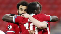 Para pemain Liverpool merayakan gol yang dicetak oleh Mohamed Salah ke gawang RB Leipzig pada laga Liga Champions di Puskas Arena, Kamis (11/3/2021). Liverpool menang dengan skor 2-0. (AP/Laszlo Balogh)