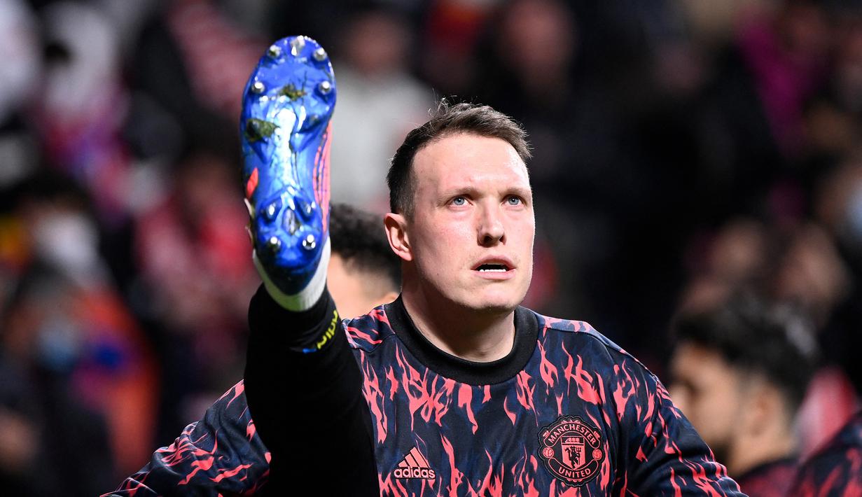 Bek Manchester United, Phil Jones melakukan pemanasan jelang laga leg pertama babak 16 besar Liga Champions 2021/2022 menghadapi Atletico Madrid di Wanda Metropolitano Stadium, Madrid (23/2/2022). Telah memperkuat Manchester United sejak 2011/2012, performa Phil Jones yang rentan dibekap cedera telah jauh menurun dalam beberapa musim terakhir. Bahkan musim ini ia sama sekali belum pernah dimainkan pelatih Erik ten Hag dan menjadi sinyal kontraknya tak akan diperpanjang akhir musim ini. (AFP/Oscar Del Pozo)