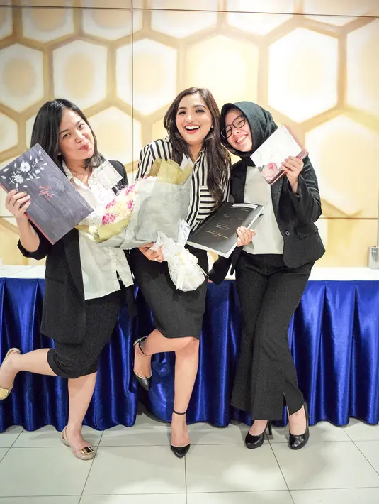 “Ngga nyangka ya Allah perjuangan aku selama 1,5 tahun.. untung lancar ngga ada ngulang.. hamil arsya 9 bulan tetep kuliah.. Alhamdulillah hari ini lulus dengan nilai A.. Amin ya Allah..,” tulis Ashanty. (Instagram/ashanty_ash)