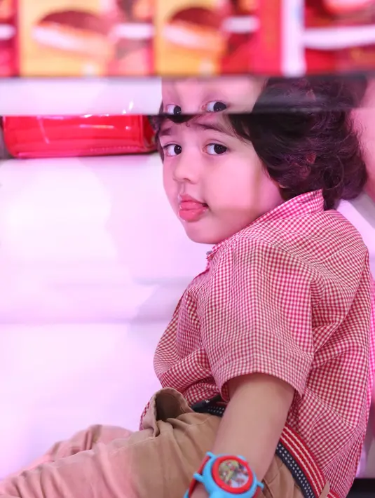 Begitu juga saat sedang di sekolah. Q terbilang mudah dan cepat bersosialisasi dengan teman-temannya. Pemeran kelahiran Frankfurt, Jerman 32 tahun silam itu melihat perkembangan putranya pesat. (Adrian Putra/Bintang.com)