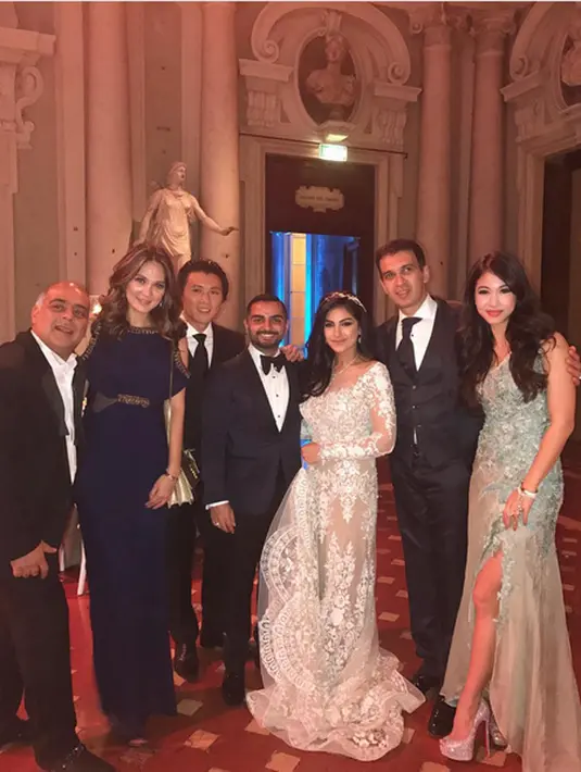 Tampak dalam foto selain Luna dan kekasih diantaranya bos MD Manoj Punjabi dan Karenina Sunny, Miss Indonesia 2009. Luna tampak cantik dengan long dress biru lengan terbuka warna biru. Sementara, Reino menawan dengan tuksedo hitam. (Instagram/lunamaya)