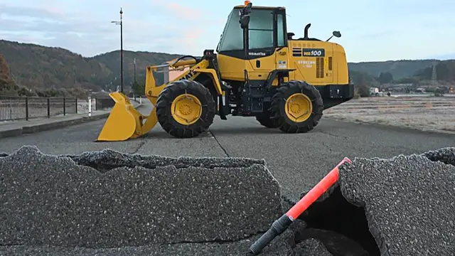 Jalan Retak Terdampak Gempa Jepang