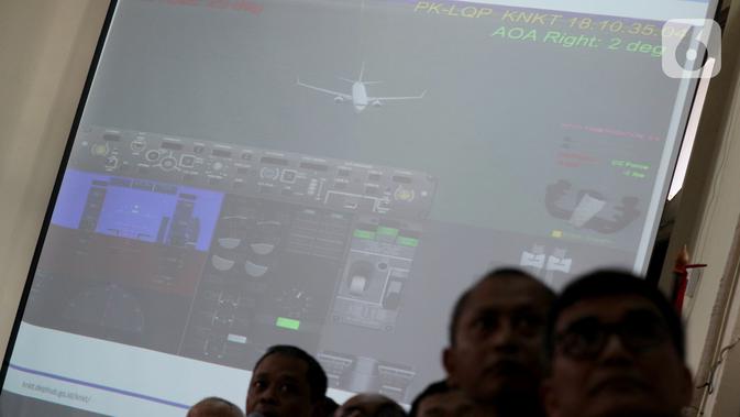 Layar monitor memperlihatkan hasil investigasi kecelakaan pesawat Lion Air JT 610 dalam konferensi pers di Kantor KNKT, Jakarta, Jumat (25/10/2019). Ada sembilan faktor yang berkontribusi dalam kecelakaan pesawat Lion Air JT 610 pada 29 Oktober 2018 di Tanjung Karawang. (Liputan6.com/Johan Tallo)