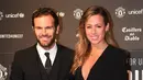 Gelandang Manchester United, Juan Mata dan kekasihnya, Evelina Kamph berpose di karpet merah makan malam acara amal UNICEF di Old Trafford, Rabu (15/11). Event ini sekaligus ajang pamer istri dan kekasih (WAGs) pasukan Red Devils. (Paul ELLIS/AFP)