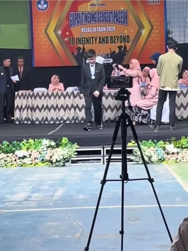 Jarang Tersorot, 6 Potret Suami Sus Rini Hadiri Kelulusan Anak Ini Curi Perhatian