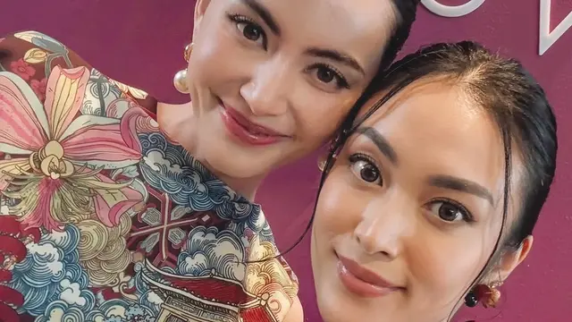 Ketrin Agustine saat berfoto bersama Davika Artis Asal Thailand saat di Indonesia. [@kethagustine]