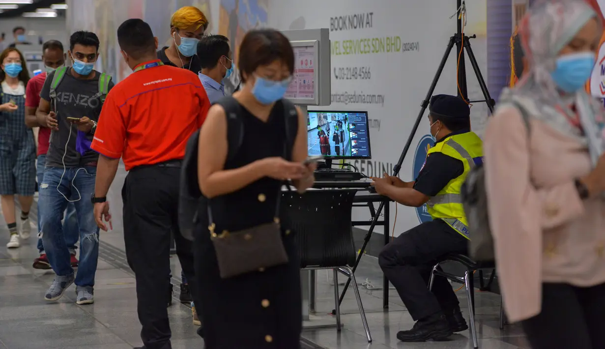 Orang-orang menjalani pemeriksaan suhu tubuh di stasiun kereta metro di Kuala Lumpur, 5 Oktober 2020. Malaysia pada Senin (5/10) melaporkan rekor penambahan kasus harian tertinggi lainnya dengan 432 kasus baru COVID-19, menambah total kasus di negara itu menjadi 12.813. (Xinhua/Chong Voon Chung)