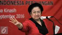 Ketua Umum PDIP Megawati Soekarnoputri memberikan pembekalan kepada calon kepala daerah di Wisma Kinasih, Depok, Selasa (6/9). PDIP buka Sekolah Partai Calon Kepala Daerah dan Wakil Kepala Daerah PDI Perjuangan angkatan ke-2. (Liputan6.com/Yoppy Renato)