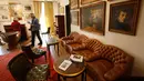 Sejumlah orang melihat perabotan bar Hemingway dari hotel Ritz yang akan dilelang di Rumah Lelang Artcurial, Paris, Rabu (11/4). Hotel legendaris di Paris tersebut melelang beberapa barang ikoniknya pada 17 April mendatang. (AP Photo/Michel Euler)