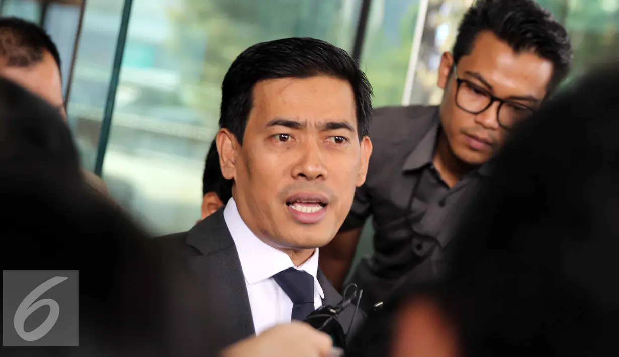 Penasehat hukum Rusli, Achmad Rifai menyatakan kliennya tidak akan memenuhi panggilan KPK. Sebab, Rusli hari ini sedang mendaftarkan gugatan praperadilan ke Pengadilan Negeri Jakarta Selatan, Jakarta, Selasa (7/7/2015). (Liputan6.com/Helmi Afandi)