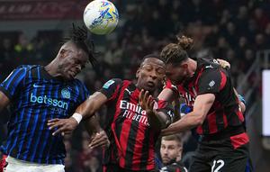 Di menit awal pertandingan, kedua tim tampil disiplin dan tidak ingin membuat kesalahan fatal. Tampak dalam foto, pemain Inter Milan, Yann Bisseck (kiri), Pervis Estupinan dan Adrien Rabiot (kanan) dari AC Milan melompat untuk berebut bola atas saat pertandingan pekan ke-28 Serie A Italia 2025/2026, di Stadion San Siro, Minggu 8 Maret 2026 waktu setempat atau Senin (9/3/2026) dini hari WIB. (AP Photo/Antonio Calanni)