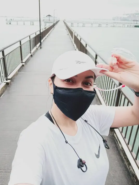 Denada ingin dengan kondisi tubuh yang selalu sehat dan prima bisa selau mendampingi putrinya. Terlebih ia juga harus menemani Aisha berjuang melawan sakitnya sekarang ini. (Instagram/denadaindonesia)