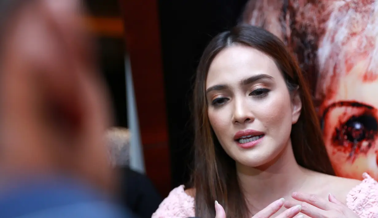 Pemeran dalam film 'Eiffel I'm in Love' itu membantah jika film The Doll disamakan dengan film 'Annabelle'. Film lama yang juga mengangkat kisah boneka berambut pirang. (Adrian Putra/Bintang.com)