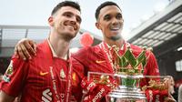 Bek Liverpool asal Skotlandia bernomor punggung 26, Andrew Robertson (kiri), dan bek Liverpool asal Inggris bernomor punggung 66, Trent Alexander-Arnold, merayakan kemenangan dengan trofi Liga Inggris di akhir pertandingan Liga Inggris antara Liverpool dan Crystal Palace di Anfield, Liverpool, barat laut Inggris pada 25 Mei 2025. Liverpool menyamakan kedudukan menjadi 1-1 melawan Crystal Palace. (Paul ELLIS/AFP)