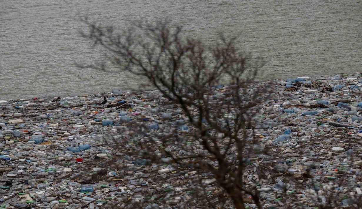 Pihak National Institute of Public Health of Kosovo (NIPHK) telah mengimbau warga untuk sementara waktu tidak mengonsumsi air dari Waduk Badovc sampai kualitasnya membaik dan aman untuk diminum. Tampak dala foto, ceceran botol plastik dan sampah lainnya, yang hanyut terbawa hujan, mengapung di sepanjang Waduk Badovc di dekat Pristina, Kosovo pada Rabu 4 Februari 2026.