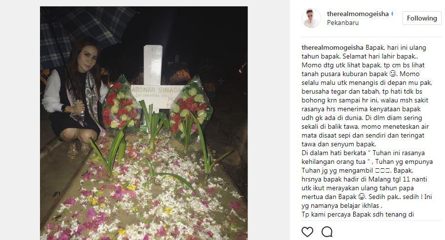 Momo Geisha ziarah ke makam sang ayah [foto: instagram/therealmomogeisha]