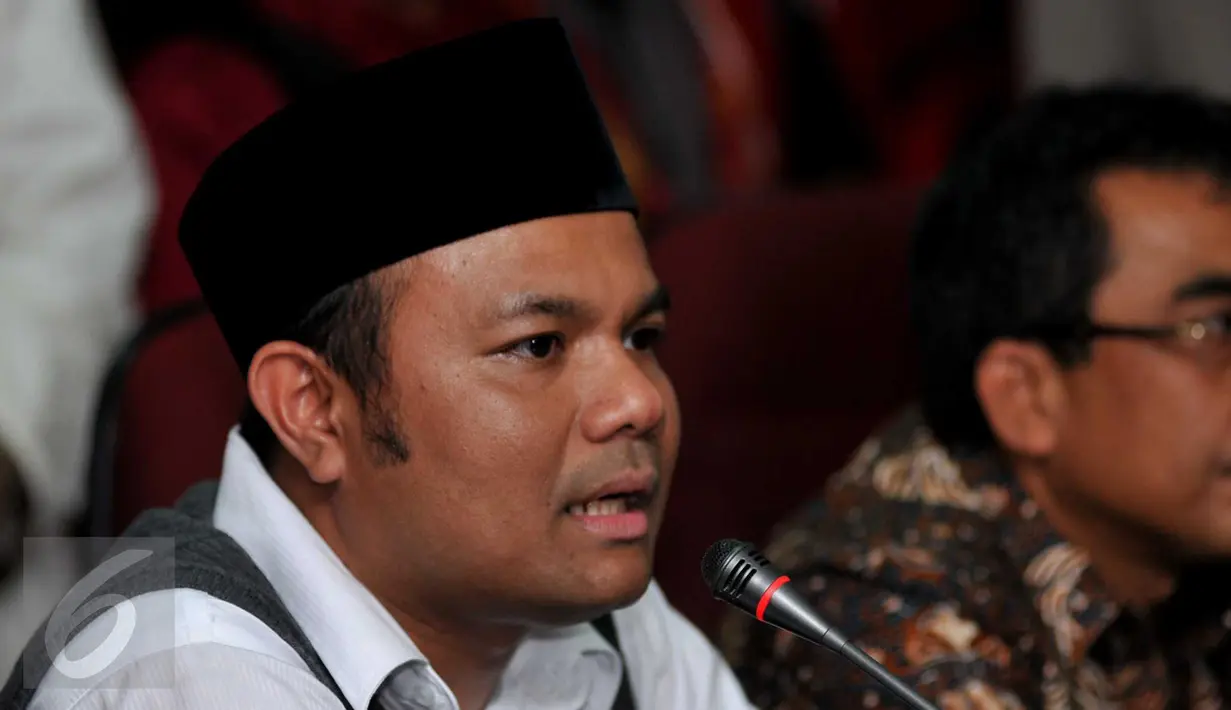 Muhamad Idrus berbicara saat mendatangi Kantor DPD PDIP DKI Jakarta, (20/4). Muhamad Idrus mengaku berambisi membangun rumah sakit tanpa kasir di ibukota. (Liputan6.com/Gempur M Surya)