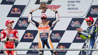 Marc Marquez (tengah) berhasil meraih podium juara di MotoGP Austin setelah mengalahkan Andrea Dovizioso (kiri) dan Valentino Rossi (kanan). (AP Photo/Darren Abate)