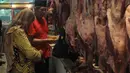 Salah satu yang mengalami kenaikan jelang Ramadan adalah harga daging sapi. (merdeka.com/Imam Buhori)
