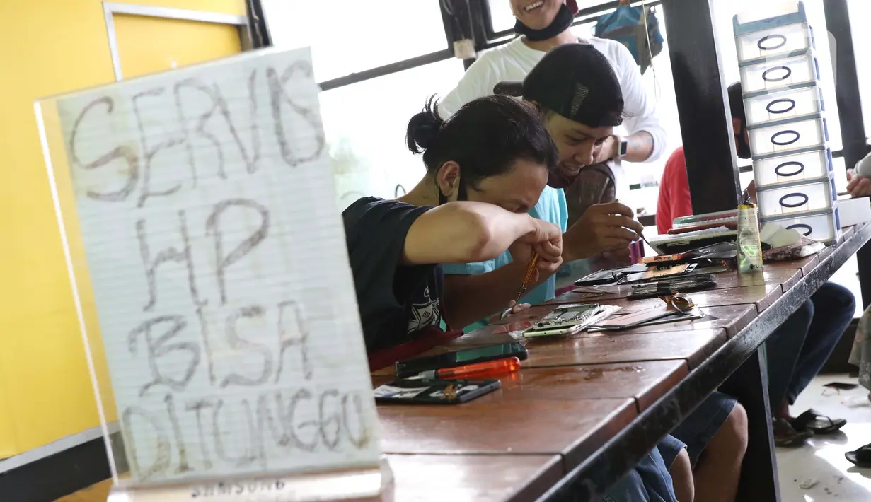 Aktivitas penjual jasa perbaikan telepon genggam di sekitar Mall Pusat Grosir Cililitan, Jakarta, Kamis (14/5/2020). Menurut salah satu penjual jasa, aktivitas mereka disebabkan penutupan Mall Pusat Grosir Cililitan sebagai imbas pemberlakuan PSBB.  (Liputan6.com/Helmi Fithriansyah)