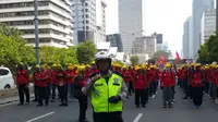 Massa demo buruh menutup jalan Thamrin, Jakarta Pusat. (twitter TMC Polda Metro Jaya)