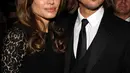 Sejak awal menggugat cerai Jolie juga mengajukan hak asuh penuh untuk keenam anaknya. Namun sepertinya itu akan menjadi mimpi belaka baginya lantaran Pitt yang akan mendapatkan itu semua. (AFP/Bintang.com)