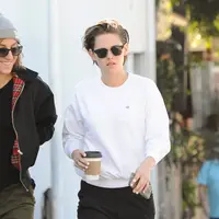 Kristen Stewart akhirnya mulai blak-blakan tentang kisah cinta nya yang terjalin bersama Alicia Cargile. Hubungan sesama jenis itu sudah tidak ditutupi lagi. (Dailymail/Bintang.com)