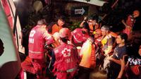 Petugas PMI tengah mengevakuasi seorang ibu hamil 9 bulan dari rumahnya yang terendam banjir 1,5 meter di Tangerang. (Liputan6.com/Pramita Tristiawati)
