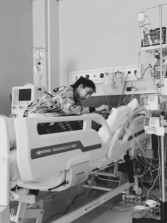 Tyas Mirasih rawat ibunda (Instagram/tyasmirasih)