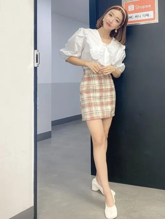 Blouse dengan kerah peterpan collar dipadukan dengan mini skirt bermotif juga bisa menjadi ide ketika mengenakan pakaian putih loh, seperti gaya Sunny ini. Instagram @sunnydahye