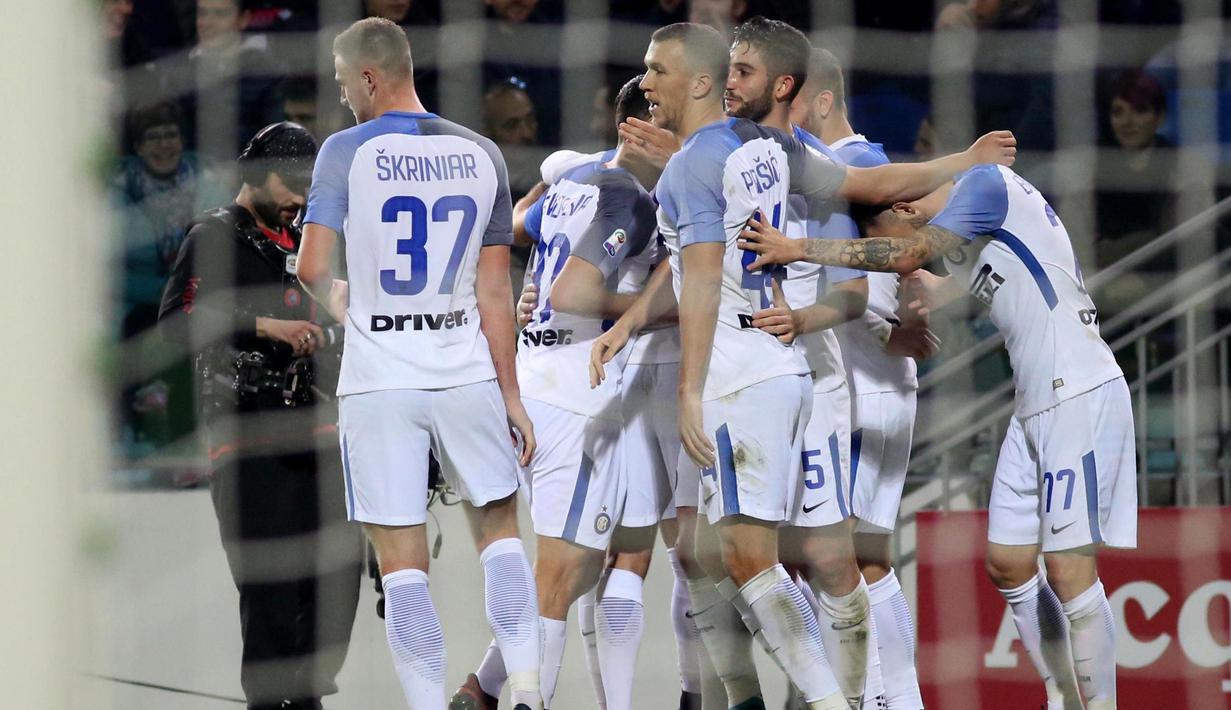 Para pemain Inter Milan merayakan gol Mauro Icardi saat melawan Cagliari pada lanjutan Serie A di Sardegna Arena Stadium, Cagliari, (25/11/2017). Inter Menang 3-1. (Fabio Murru/ANSA via AP)