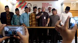 Jubir TKN Jokowi-Ma'ruf Amin, Razman Nasution (tiga kanan) bersama Eks 212 saat memberi keterangan pers di Rumah Cemara, Jakarta, Kamis (11/10). Eks 212 menyatakan dukungan terhadap Jokowi-Ma'ruf Amin dalam Pilpres 2019. (Liputan6.com/JohanTallo)