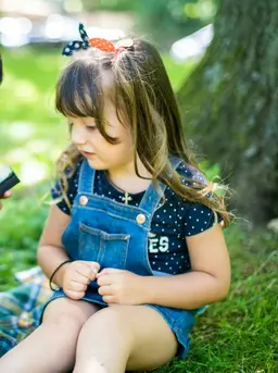 cara bijak orang tua mendampingi anak di media sosial tanpa mengekang, lewat komunikasi terbuka dan pengawasan sehat. (Foto: Vitaliy Zalishchyker/Unsplash)