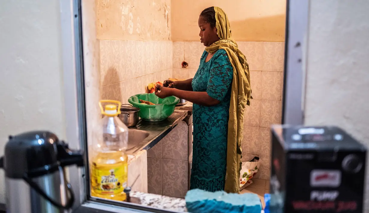Ngone, saudara ipar Bara Tambedou, memasak makanan berbuka puasa pada bulan suci Ramadan, di Dakar, Senegal, 25 April 2020. Tahun ini, banyak keluarga menjalankan Ramadan di rumah dengan larangan pertemuan publik dan penerapan jam malam untuk menekan penyebaran Covid-19. (AP/Sylvain Cherkaoui)