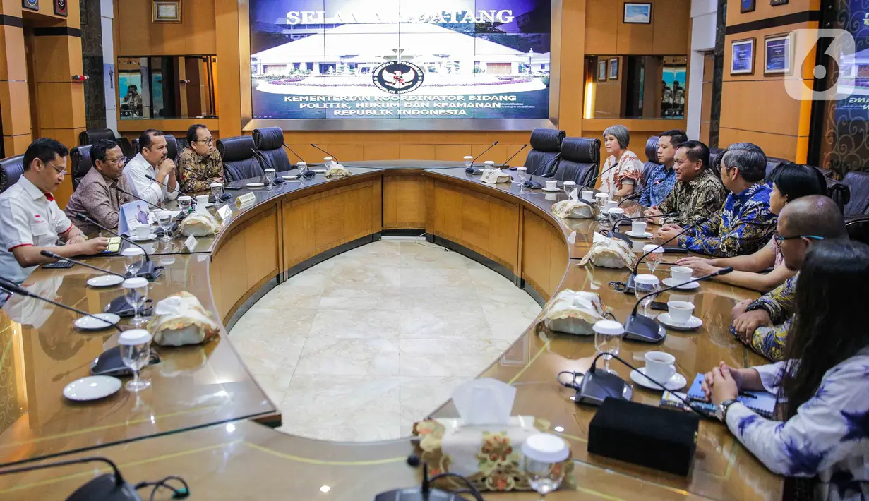 Suasana pertemuan jajaran Grup Emtek (kanan) dengan Menko Polhukam Mahfud Md (kedua kiri) di Kantor Kemenko Polhukam, Jakarta, Kamis (12/3/2020). Jajaran Grup Emtek mengunjungi Mahfud Md untuk bersilatuhrami. (Liputan6.com/Faizal Fanani)
