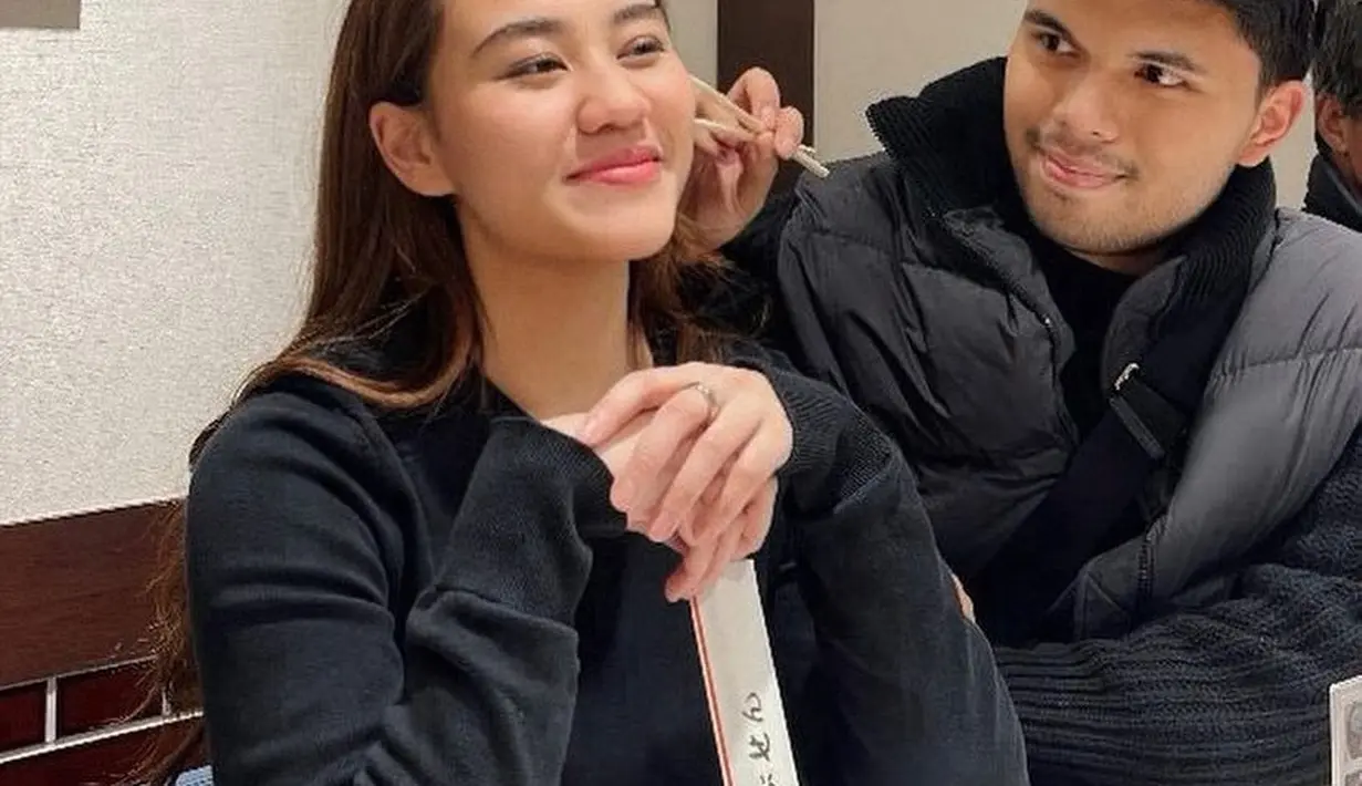 Masih di Jepang, Aaliyah mengenakan atasan lengan panjang hitam. Sementara Thariq dengan jaket padding dipadukan inner knit hitam.  [@thariqhalilintar]