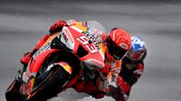 Marc Marquez saat beraksi di MotoGP Portugal (GABRIEL BOUYS / AFP)