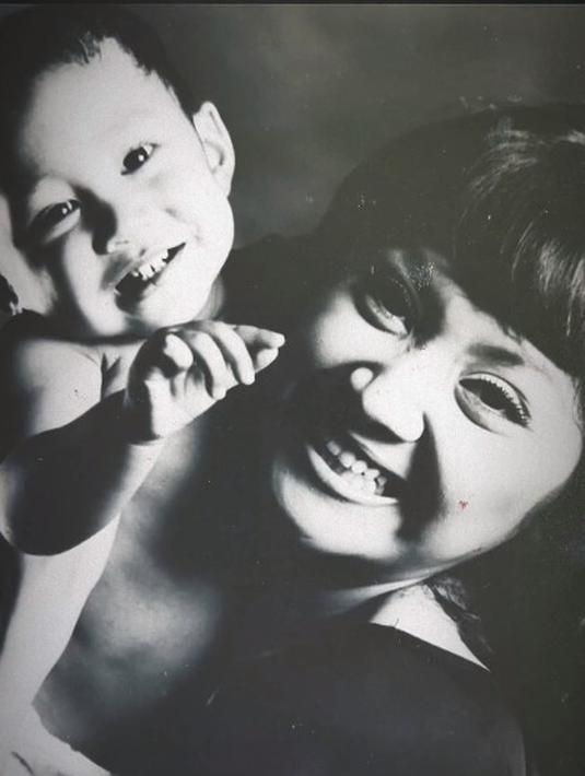 Arie Nugroho kecil sukses bikin gemas, sementara Arie Nugroho dewasa jadi idola banyak orang dengan sederet karyanya di industri hiburan. Anak semata wayang, Arie Nugroho jadi kesayangan orang tuanya. Dari foto-foto lawas yang diunggah Windy Wulandari, terlihat anak artis yang juga mencoba bintangi FTV di tahun 2024 ini memang sangat dekat dengan keluarga. (Liputan6.com/IG/@windyario)