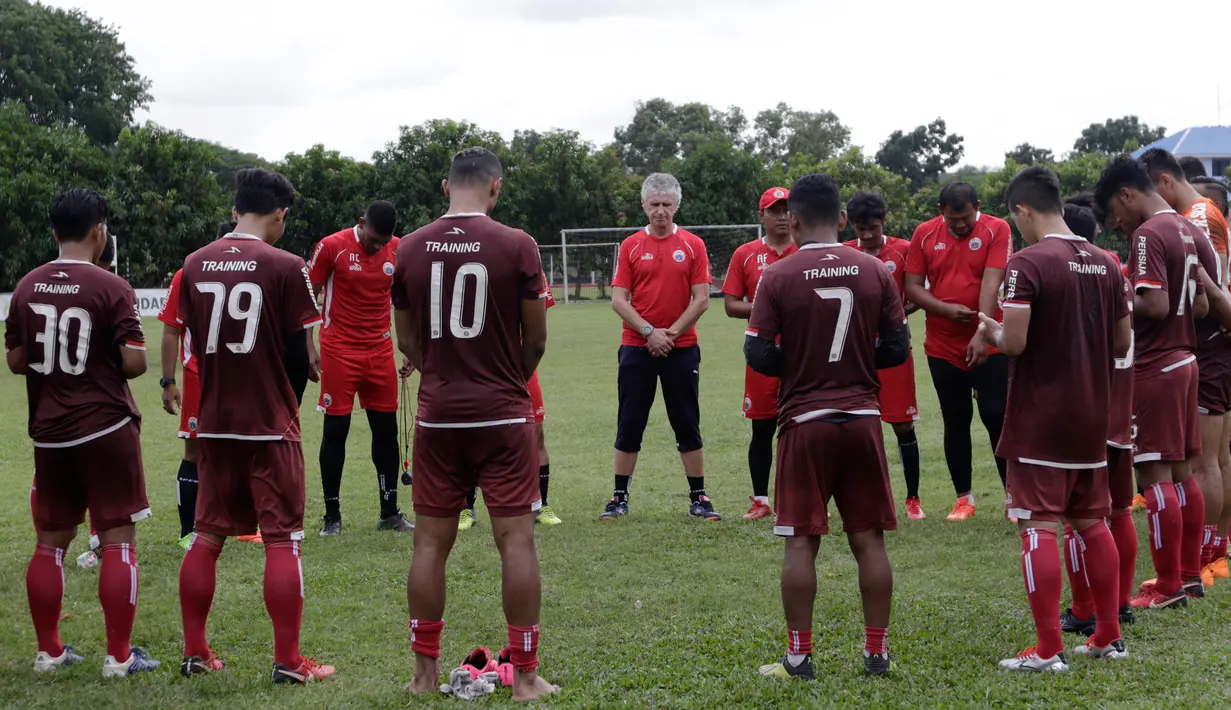 Pelatih Persija Jakarta, Ivan Kolev saat pimpin sesi latihan di lapangan Sutasoma, Jakarta, Rabu(16/1). Lima pemain Persija tidak hadir pada latihan perdana bersama Ivan Kolev. (Bola.com/Yoppy Renato)