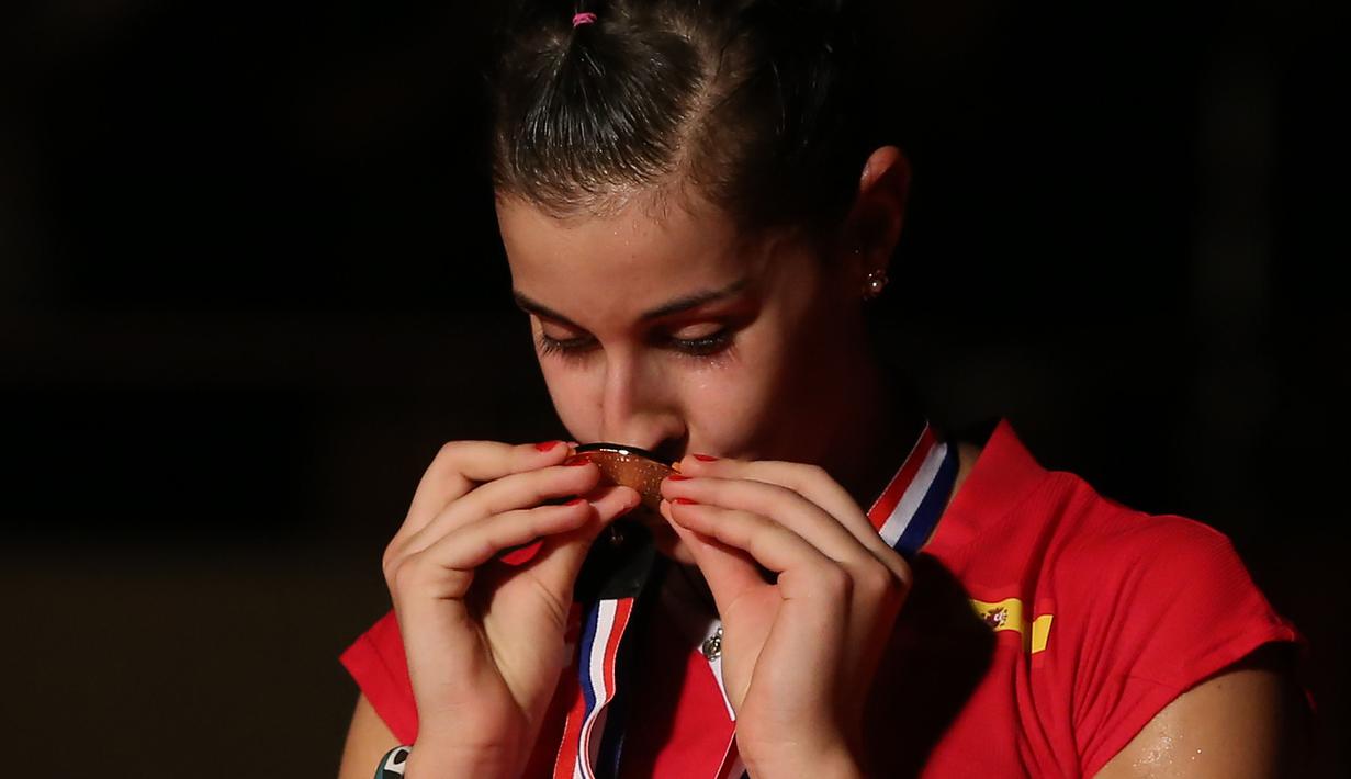 Ciuman Carolina Marin untuk sang medali. Minggu (16/8/2015). (Bola.com/Arief Bagus)