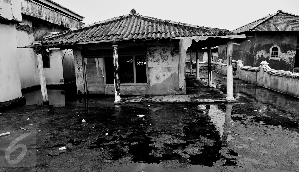 RUMAH - Jarak lepas pantai Laut Jawa dengan lokasi pemukiman warga sekitar satu kilometer. Tak ada batas lagi antara pemukiman dengan laut. Pada saat air laut pasang, air mencapai teritisan rumah warga, bahkan masuk ke dalam rumah.