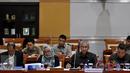 Ketua Komisi Kejaksaan, Sumarno (kedua kanan) saat mengikuti Rapat Dengar Pendapat (RDP) dengan Komisi I DPR RI, Jakarta, Senin (18/4/2016). Rapat membahas tentang pengawasan Komisi Kejaksaan terhadap kinerja Kejaksaan. (Liputan6.com/Johan Tallo)