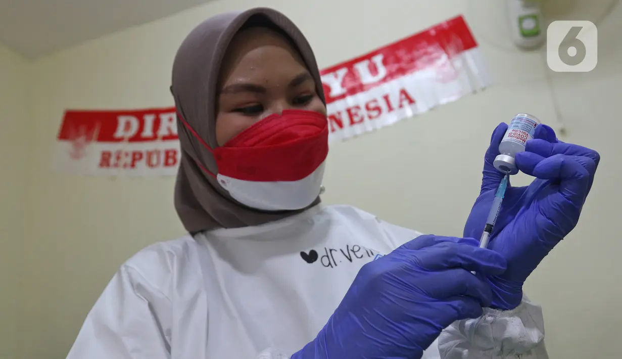 Vaksinator menyiapkan vaksin COVID-19 dosis ketiga atau booster kepada tenaga kesehatan di RSUD Matraman, Jakarta, Jumat (6/8/2021). Pemberian vaksin dosis ketiga atau booster kepada tenaga kesehatan di Indonesia ditargetkan rampung pada pekan kedua Agustus 2021. (Liputan6.com/Herman Zakharia)