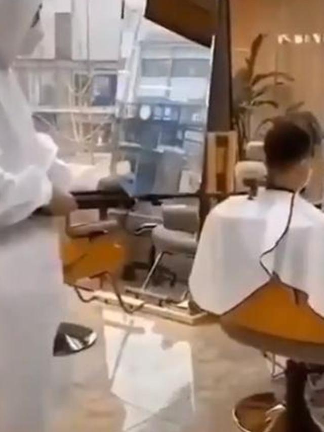 Viral Cara Unik Tukang Cukur Rambut di China Akibat Wabah Virus Corona